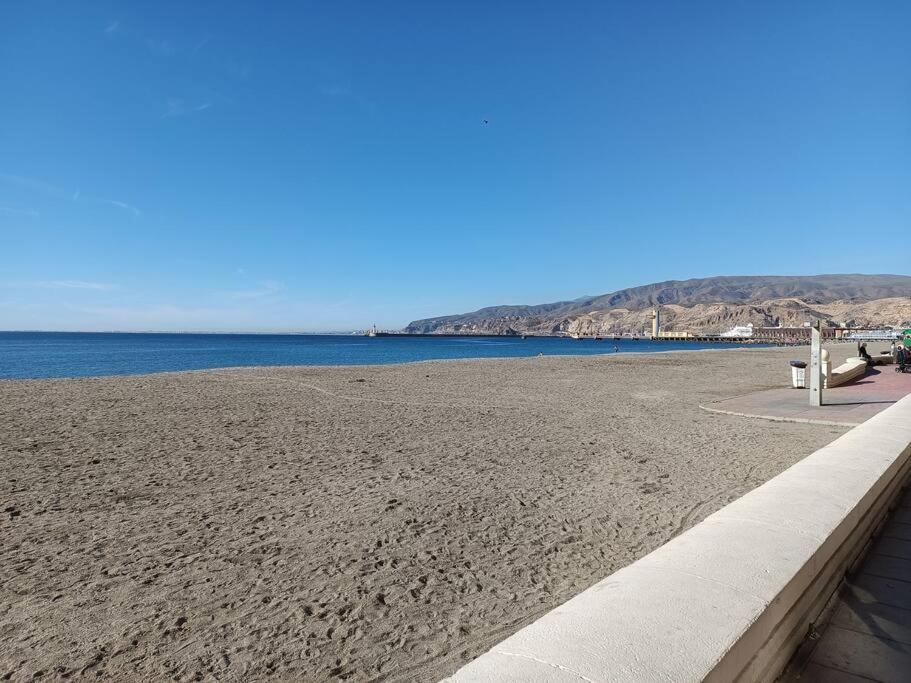 Estupendo Piso Renovado A 30 Metros De La Playa Leilighet Almería Eksteriør bilde